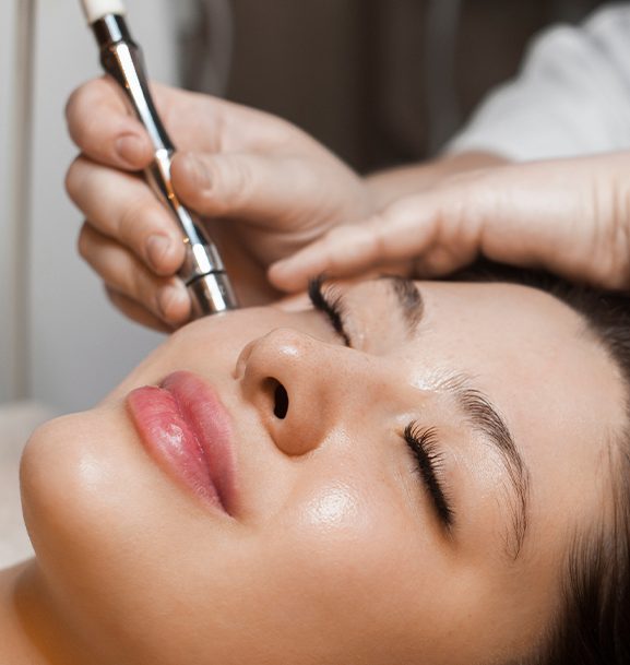 Woman receiving a microneedling treatment